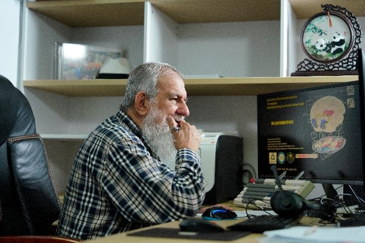 10月31日，古巴科學(xué)家裴德樂在電子科技大學(xué)做科研。