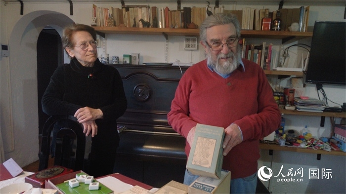 艾麗西亞·奧夫雷貢（左）和馬里奧·帕佐斯向記者展示家中收藏的西班牙語(yǔ)版《紅樓夢(mèng)》。人民網(wǎng)記者 張若涵攝