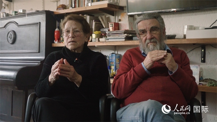 艾麗西亞·奧夫雷貢（左）和馬里奧·帕佐斯接受人民網(wǎng)專(zhuān)訪(fǎng)。人民網(wǎng)記者 張若涵攝