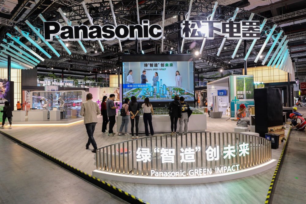 2023年11月2日，工作人員在進(jìn)博會松下電器展位做準(zhǔn)備工作。新華社記者 辛夢晨 攝