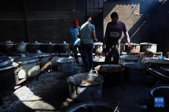 11月3日，在加沙地帶南部城市拉法，人們?cè)诿簹庵袛嗪笥貌窕鹱鲲垺Ｐ氯A社發(fā)（里澤克·阿卜杜勒賈瓦德攝）