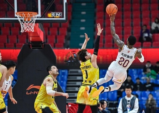 11月4日，北京控股隊(duì)球員費(fèi)爾德（右一）在比賽中投籃。新華社記者 顏麟蘊(yùn) 攝