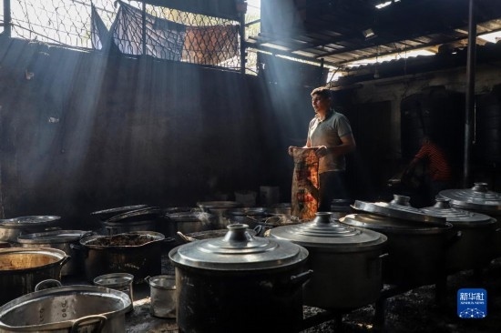 11月3日，在加沙地帶南部城市拉法，人們?cè)诿簹庵袛嗪笥貌窕鹱鲲?。新華社發(fā)（里澤克·阿卜杜勒賈瓦德攝）