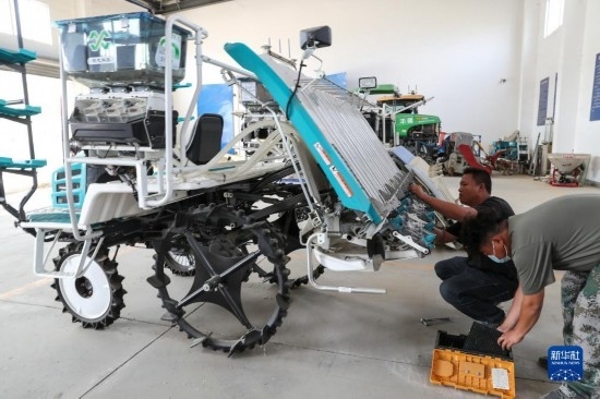 11月4日，技術(shù)員在南通市通州區(qū)十總鎮(zhèn)育民村農(nóng)場保養(yǎng)無人插秧機設(shè)備。
