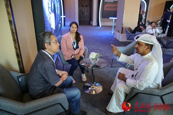 人民網(wǎng)記者采訪迪拜創(chuàng)新企業(yè)家索萊曼·里法伊（右一），索萊曼表示期待加強(qiáng)與中方合作。人民網(wǎng) 塔里克·易卜拉欣 攝