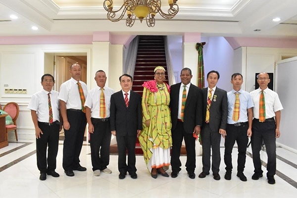 多米尼克總統(tǒng)伯頓和駐多米尼克大使林先江與中國農(nóng)業(yè)技術(shù)專家組合影。中國駐多米尼克大使館供圖