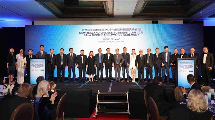 新西蘭華商聯(lián)合總會(huì)首批會(huì)員代表上臺(tái)亮相。攝影：張凱