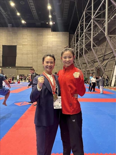 教練李紅（左）與龔莉（右）在2023年匈牙利布達(dá)佩斯世界空手道錦標(biāo)賽上合影。受訪者供圖