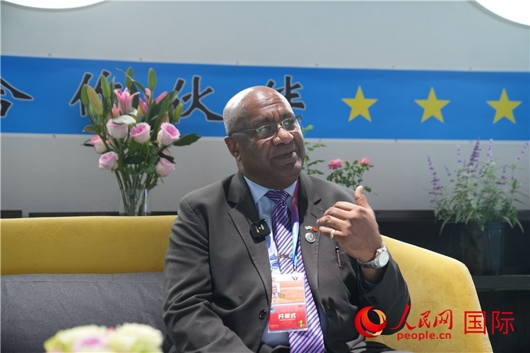 斐濟副總理兼貿(mào)易部長卡米卡米加談參加進博會感受。人民網(wǎng)記者 吳超嵐攝