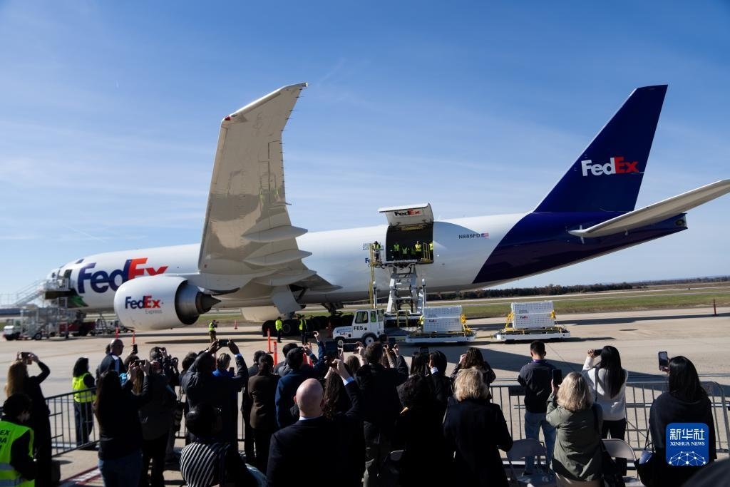 11月8日，在美國弗吉尼亞州的華盛頓杜勒斯國際機(jī)場，裝有大熊貓的特制“旅行包廂”準(zhǔn)備運(yùn)上專機(jī)。新華社記者劉杰攝