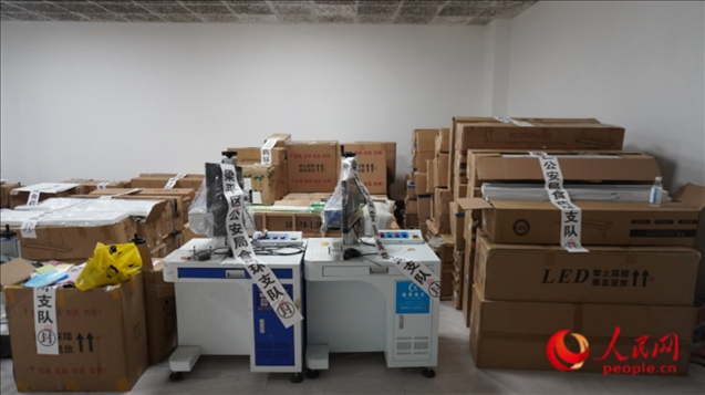 查封的假冒品牌燈具等。人民網 肖聰聰 攝