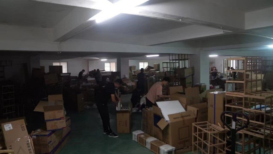 查處倉庫現(xiàn)場。重慶市梁平區(qū)公安局供圖。