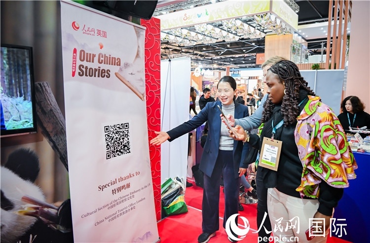 觀眾掃碼《我們的中國(guó)故事》系列視頻。人民網(wǎng) 郭錦標(biāo)攝