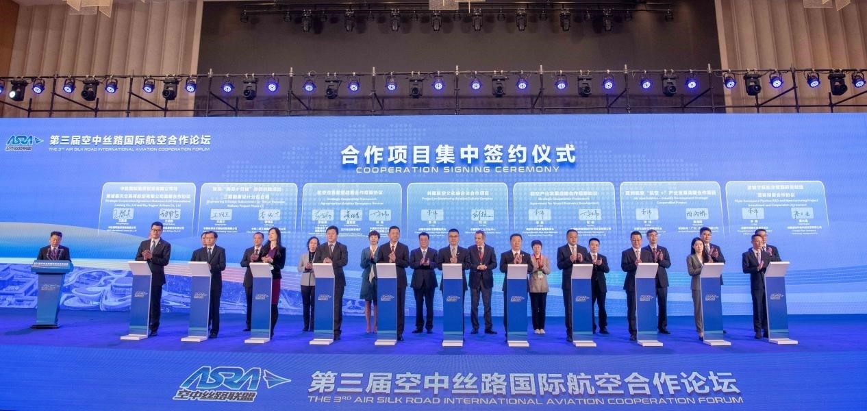 圖為7個(gè)國(guó)內(nèi)外合作項(xiàng)目現(xiàn)場(chǎng)簽約。人民網(wǎng)記者 唐宋攝