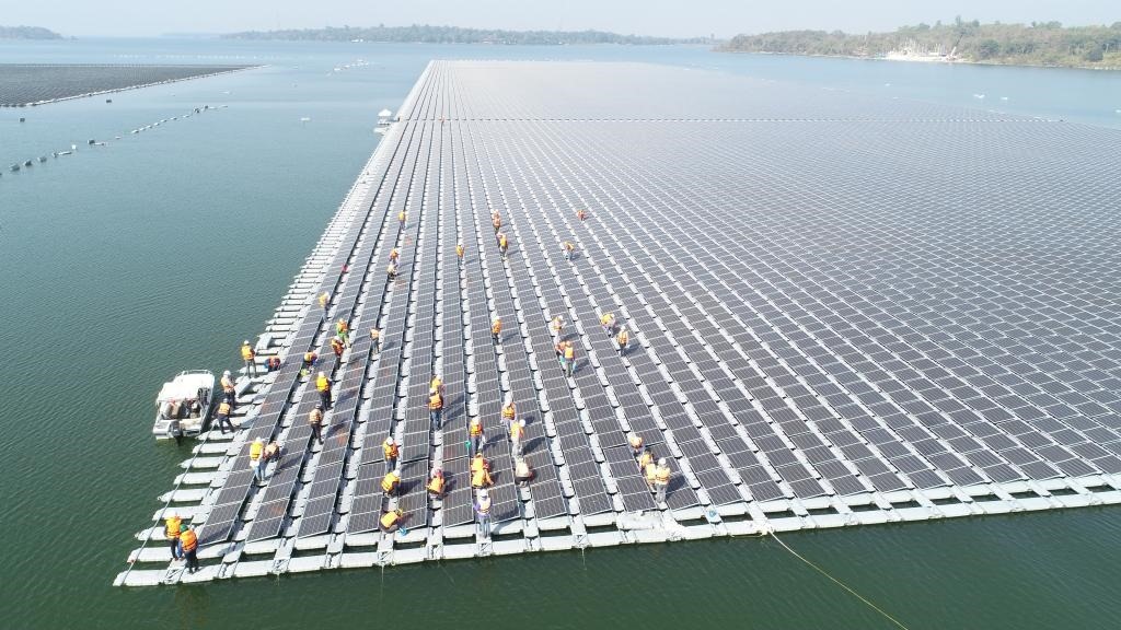 2021年1月23日，施工人員檢查泰國烏汶府詩琳通大壩綜合浮體光伏項目的太陽能板安裝情況。新華社發(fā)（泰國國家電力局項目組供圖）