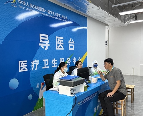 村內(nèi)住客在醫(yī)療衛(wèi)生服務(wù)中心導(dǎo)醫(yī)臺(tái)問(wèn)診。人民網(wǎng)記者 歐興榮攝