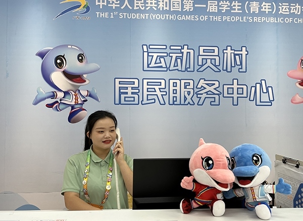 朱珊妮在接聽(tīng)住宿服務(wù)中心的熱線電話。人民網(wǎng)記者 歐興榮攝