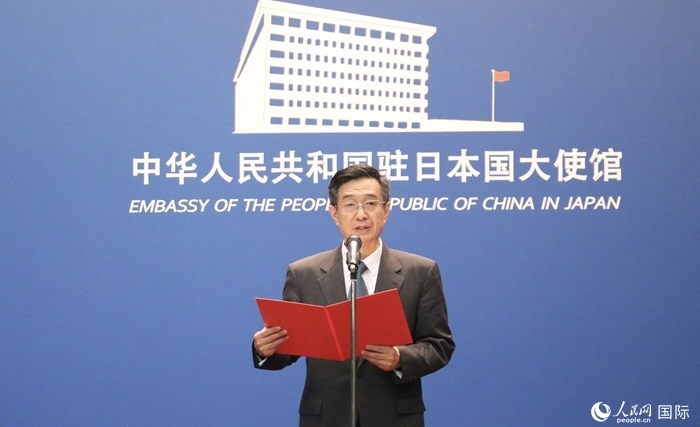 中國(guó)駐日本大使館教育處公使銜參贊杜柯偉宣讀獲獎(jiǎng)人員名單。人民網(wǎng) 許可攝