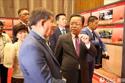 論壇期間配套舉行“‘?dāng)[脫貧困之路’——寧德扶貧開發(fā)圖片展”。人民網(wǎng)記者樊帆 攝