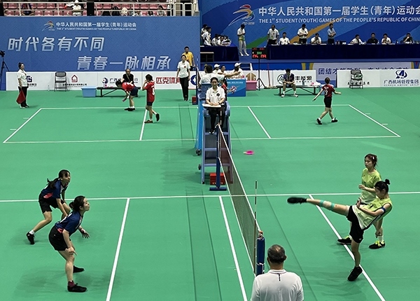 11月11日，第一屆全國學生（青年）運動會毽球（校園組）比賽現(xiàn)場。人民網(wǎng)記者 歐興榮攝