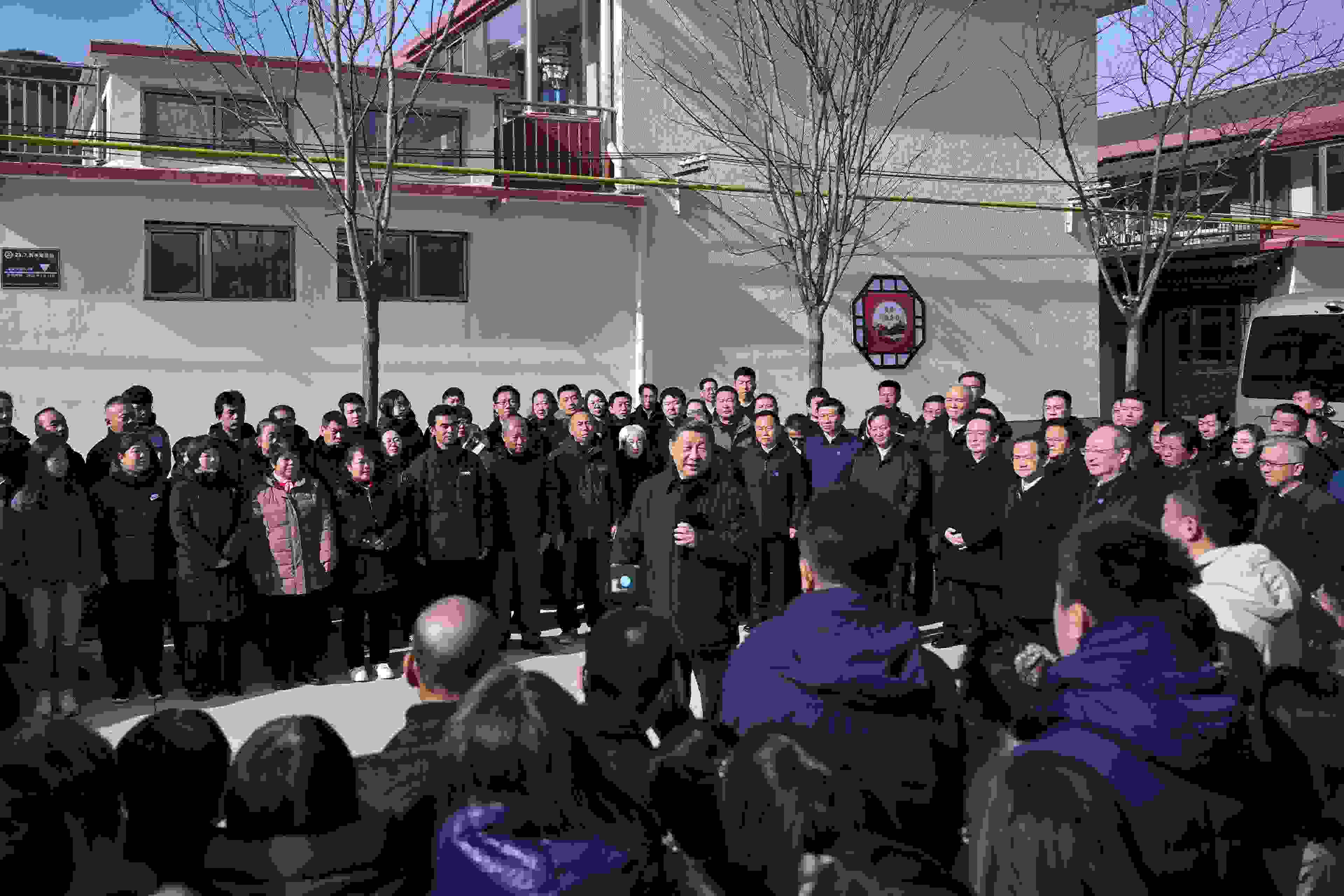 2023年11月10日，習(xí)近平總書(shū)記在北京市門(mén)頭溝區(qū)妙峰山鎮(zhèn)水峪嘴村考察時(shí)，同當(dāng)?shù)厝罕娪H切交流。