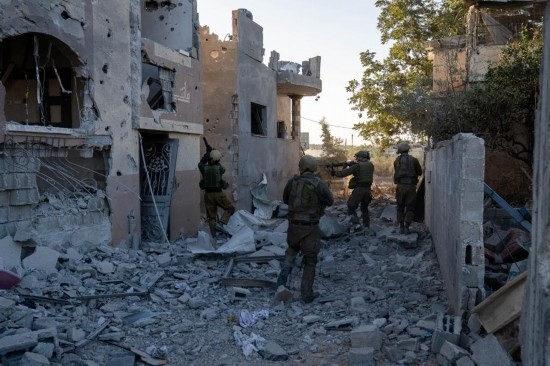 這張以色列國(guó)防軍11月12日發(fā)布的照片顯示，以軍地面部隊(duì)在加沙地帶北部開展軍事行動(dòng)。新華社發(fā)