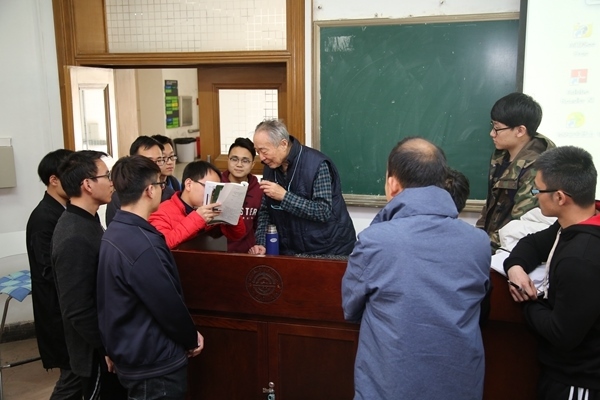 鐘萬(wàn)勰院士為學(xué)生們答疑解惑。大連理工大學(xué)供圖