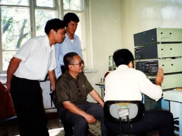 秦裕琨與團隊在一起。哈爾濱工業(yè)大學供圖