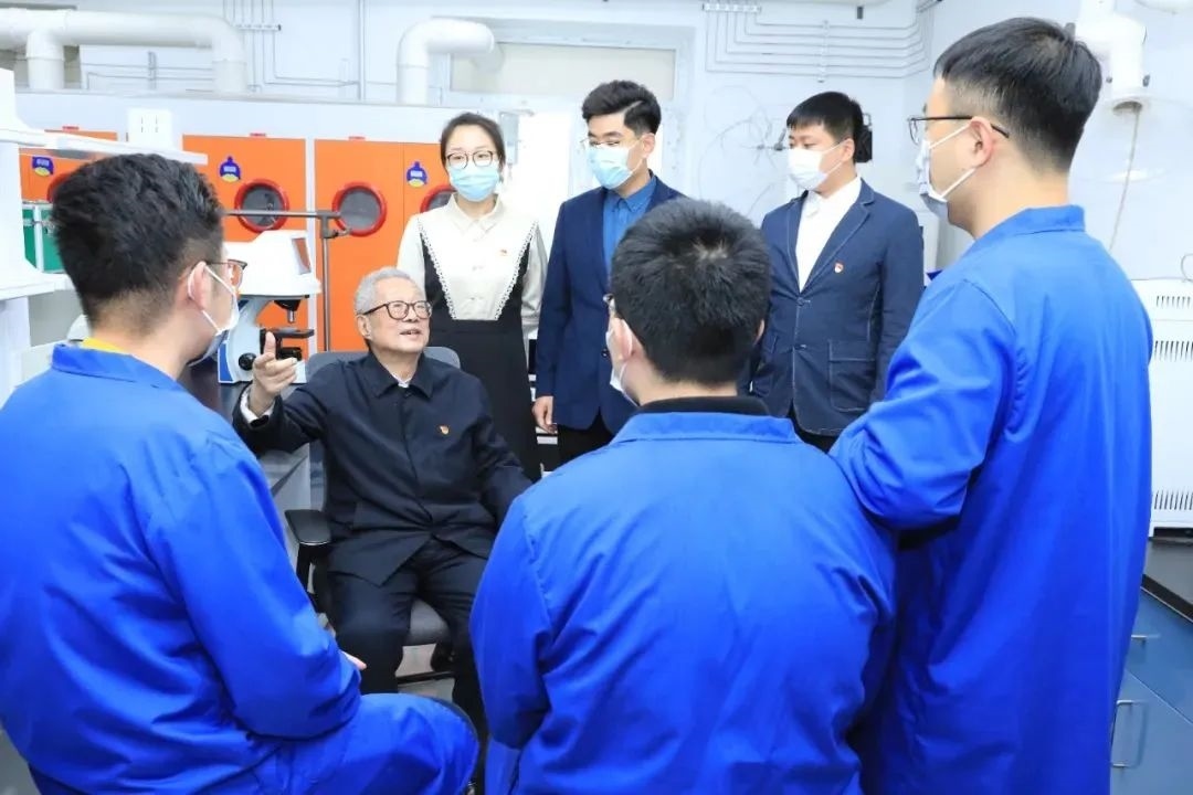 秦裕琨院士在實驗室與青年師生交流。哈爾濱工業(yè)大學供圖