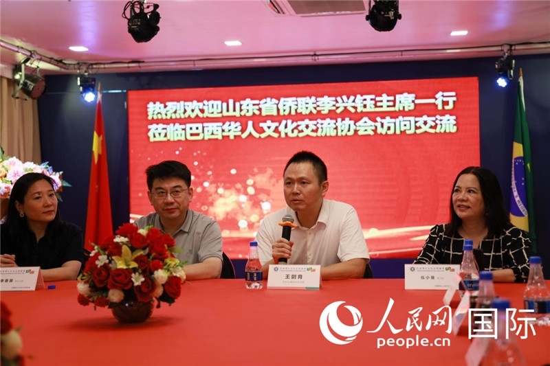 中國駐里約熱內(nèi)盧副總領(lǐng)事王尉育（右二）發(fā)表致辭。人民網(wǎng)記者宋亦然攝