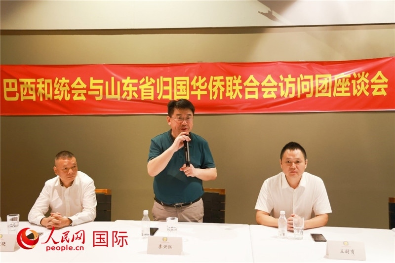 中國(guó)僑聯(lián)副主席、山東省僑聯(lián)主席李興鈺（中）在座談會(huì)上致辭。人民網(wǎng)記者 陳海琪攝