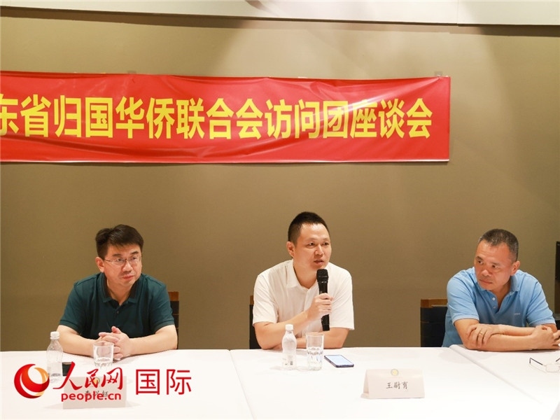 中國(guó)駐里約總領(lǐng)館副總領(lǐng)事王尉育（中）在座談會(huì)上致辭。人民網(wǎng)記者 陳海琪攝