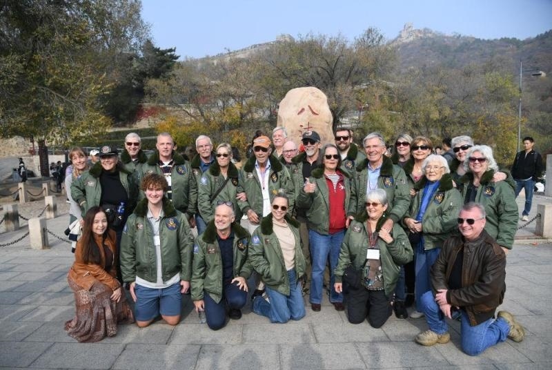 2023年10月29日，美國(guó)飛虎隊(duì)老兵莫耶一行人在北京八達(dá)嶺長(zhǎng)城合影留念。