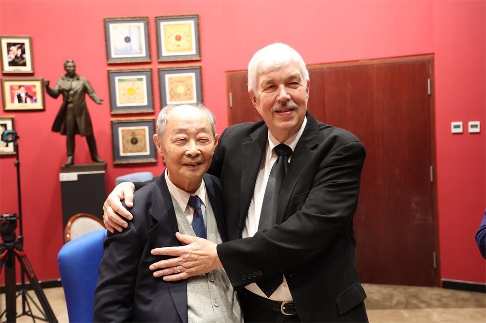 費(fèi)城交響樂(lè)團(tuán)小提琴演奏家戴維·布斯與原中央樂(lè)團(tuán)小提琴演奏家朱信人50年后再相聚。