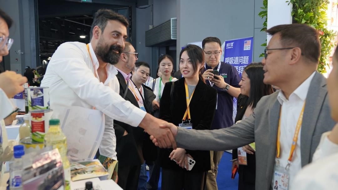 第六屆進(jìn)博會(huì)上，國(guó)內(nèi)一家超市行業(yè)的客商與來(lái)自美國(guó)佐治亞州的企業(yè)展商達(dá)成初步合作意向。