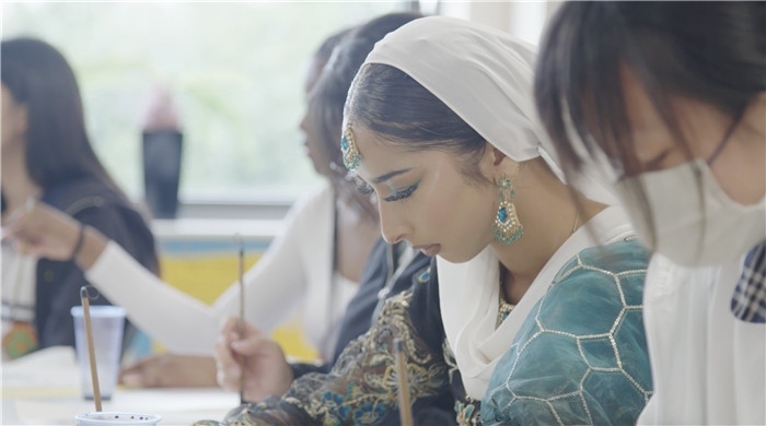 學(xué)生學(xué)習(xí)中國(guó)書法。帕特里克·謝德-西蒙茲攝