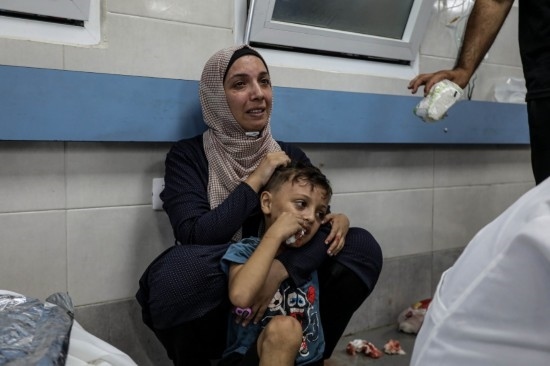 11月3日，人們?cè)诩由吵窍７ㄡt(yī)院接受治療。新華社發(fā)