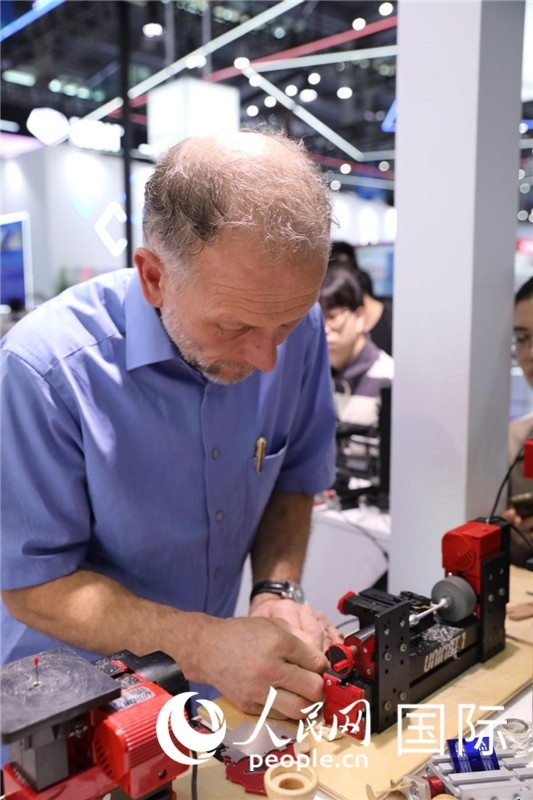 第25屆中國(guó)國(guó)際高新技術(shù)成果交易會(huì)15日在深圳開幕，圖為展商現(xiàn)場(chǎng)演示精密加工工具。人民網(wǎng)記者 魯揚(yáng)攝