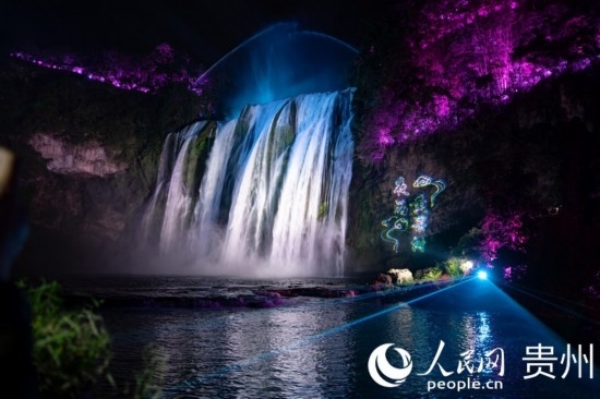 光影中的黃果樹大瀑布。人民網(wǎng) 陽茜攝