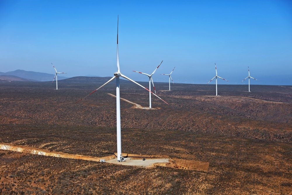 這是2023年2月14日拍攝的位于智利中部沿海的蓬塔謝拉風(fēng)電場。蓬塔謝拉風(fēng)電場是中國在智利投資建設(shè)的首個風(fēng)電場，2018年正式投產(chǎn)發(fā)電，可滿足13萬戶家庭的用電需求，同時每年還能減少15.7萬噸碳排放。