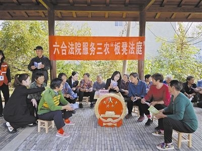  圖③：干警向附近農(nóng)戶解讀相關(guān)法律法規(guī)。