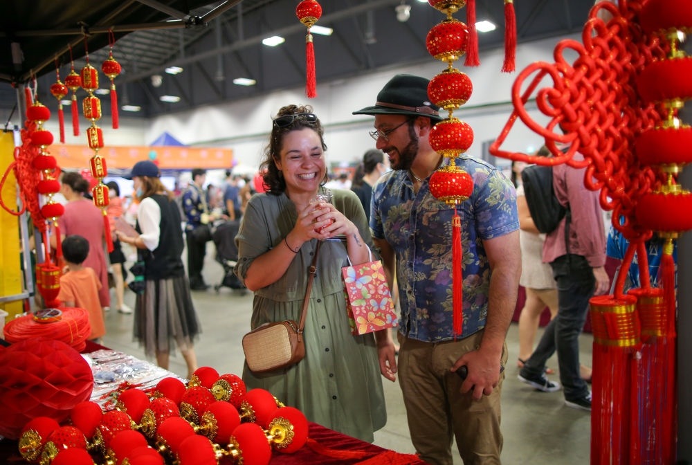 2023年1月21日，在新西蘭奧克蘭舉行的迎接中國農(nóng)歷春節(jié)活動上，人們購買新春裝飾品。這個活動吸引當(dāng)?shù)厣先f名各族裔民眾聚集一起，共迎中國春節(jié)。