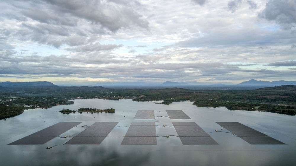 這是2022年12月8日在泰國烏汶府詩琳通水庫拍攝的浮體光伏項目（無人機照片）。中泰兩國聯(lián)合修建的浮體光伏項目2021年10月投入商業(yè)運營。中國制造的電池板不斷將日光轉(zhuǎn)化為清潔電能，輸送至當(dāng)?shù)厍Ъ胰f戶。