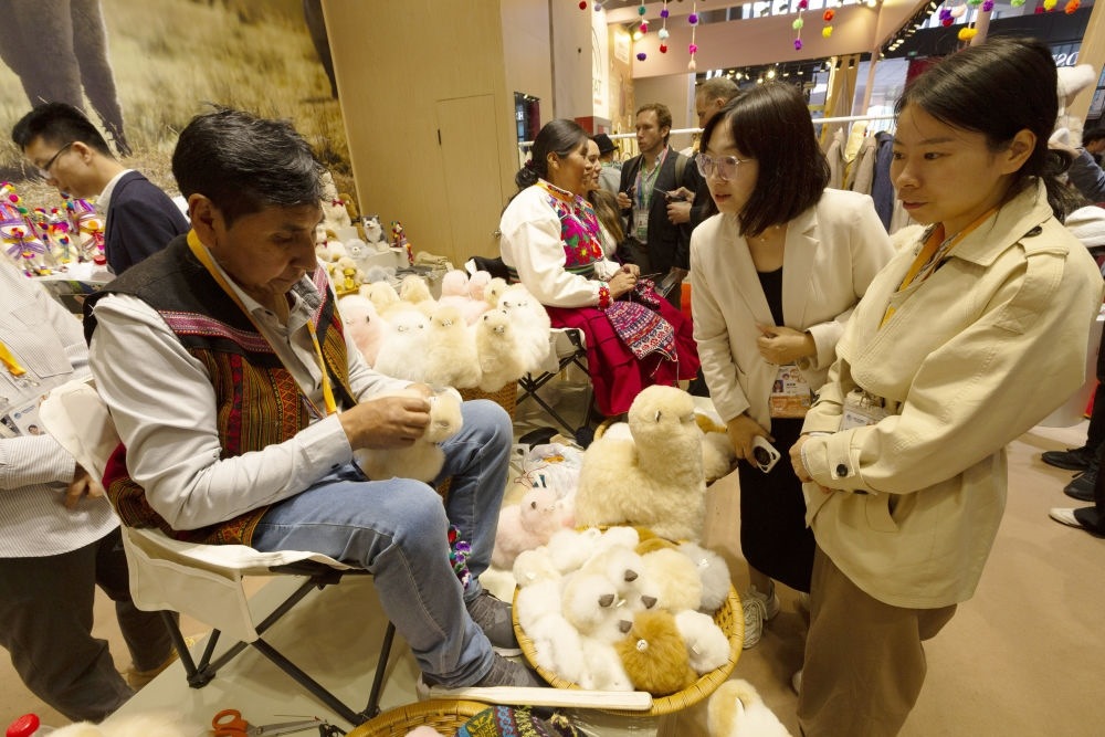 2023年11月7日，秘魯羊駝毛制品手藝人馬馬尼大叔在中國上海舉辦的第六屆進博會上展示羊駝玩偶制作工藝。秘魯特色羊駝毛制品連續(xù)六屆在進博會上亮相，收獲大量訂單。進博會大舞臺讓秘魯傳統(tǒng)手藝人有了更廣闊的發(fā)展空間。