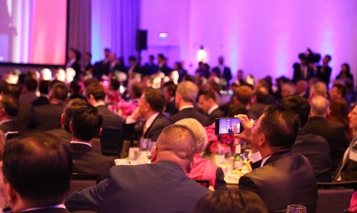 當(dāng)?shù)貢r間11月15日晚，國家主席習(xí)近平在美國舊金山出席美國友好團(tuán)體聯(lián)合舉行的歡迎宴會。在熱烈的掌聲中，習(xí)近平發(fā)表重要演講。圖為參加晚宴人士認(rèn)真聆聽演講。人民日報記者 李志偉 攝