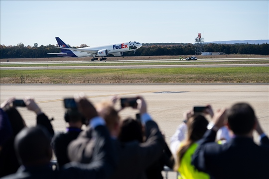 2023年11月8日，運(yùn)送大熊貓的專機(jī)從美國弗吉尼亞州的華盛頓杜勒斯國際機(jī)場起飛。旅居美國的大熊貓“美香”“添添”和它們在華盛頓出生并長大的雄性幼崽“小奇跡”當(dāng)天啟程返回中國。新華社記者 劉杰攝