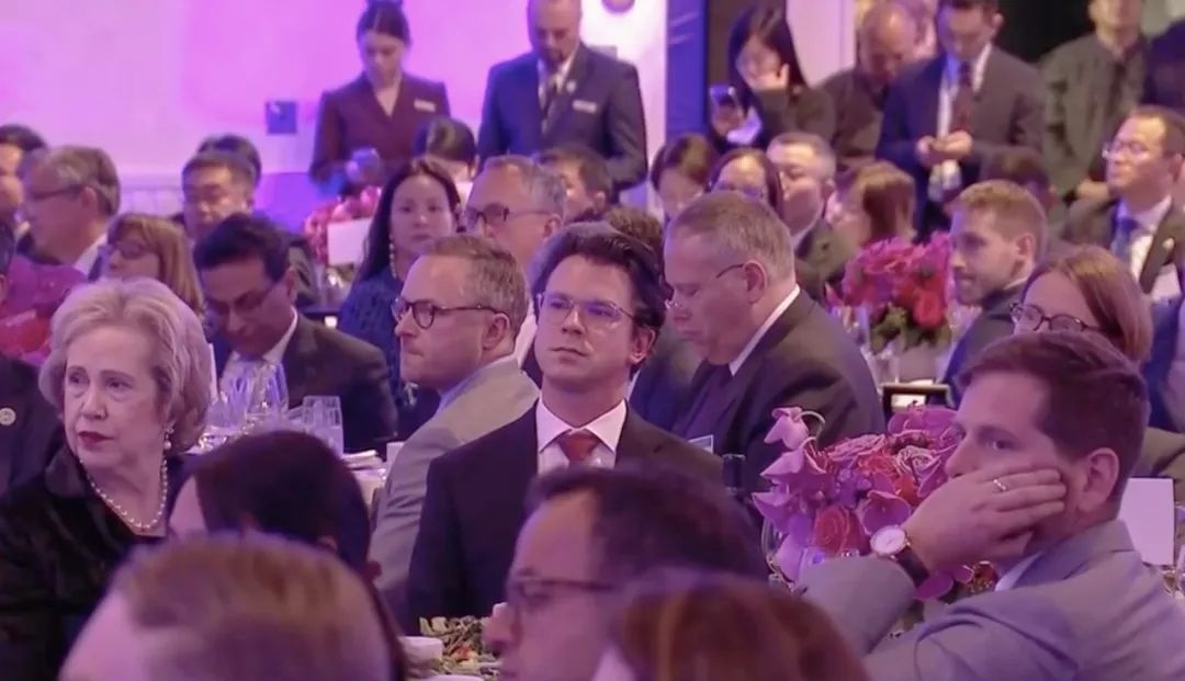 △當?shù)貢r間11月15日晚，習(xí)近平主席在美國友好團體聯(lián)合歡迎宴會上發(fā)表演講。圖為參加宴會的人士認真聆聽演講。