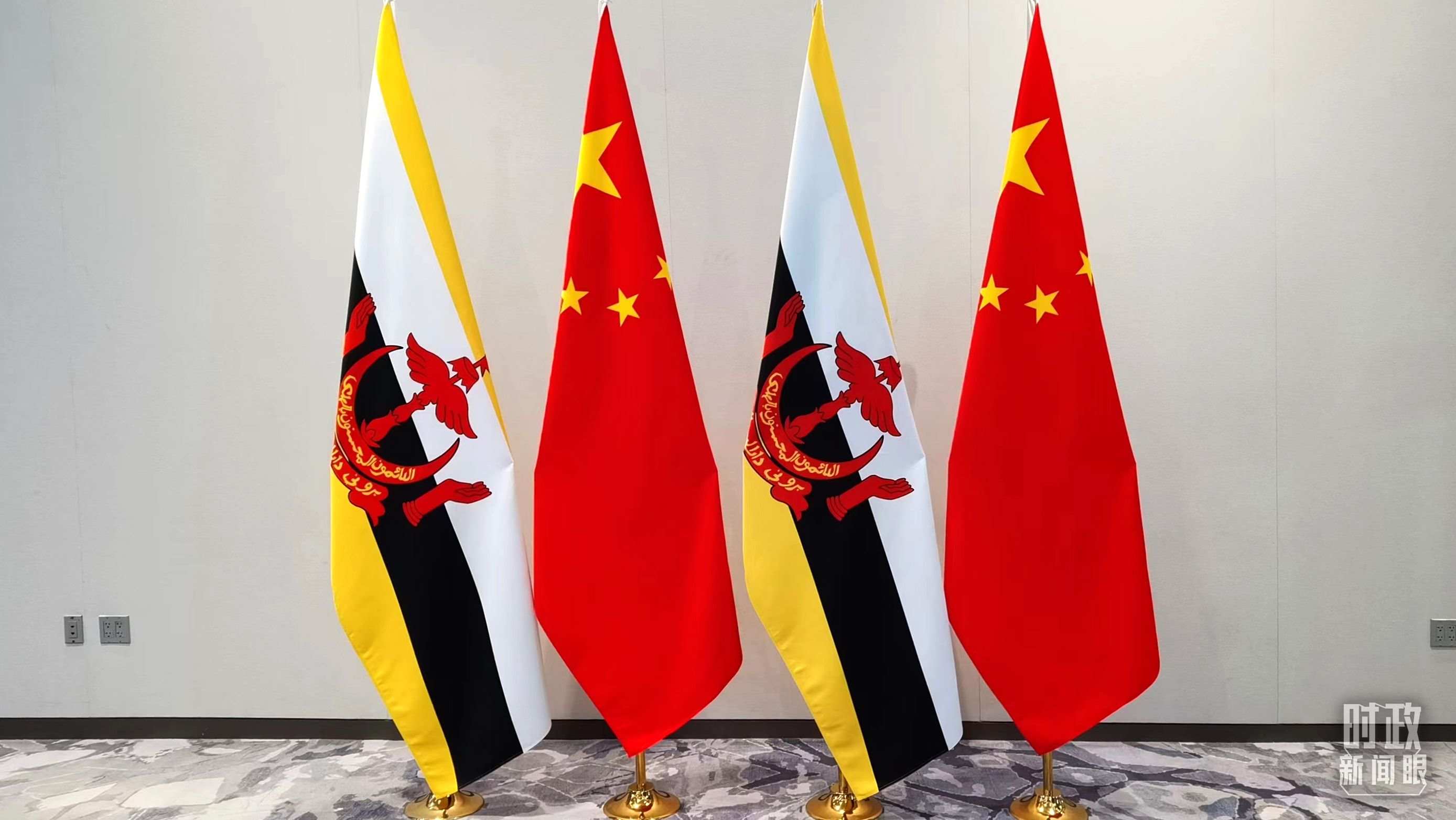 △會(huì)談現(xiàn)場(chǎng)的中文兩國(guó)國(guó)旗。（總臺(tái)央視記者郭鴻拍攝）