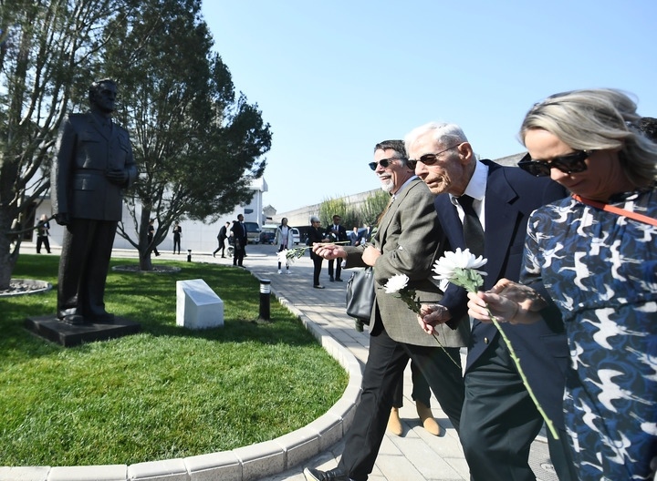 10月30日，在北京，飛虎隊(duì)老兵哈里·莫耶（中）向陳納德將軍雕像獻(xiàn)花。