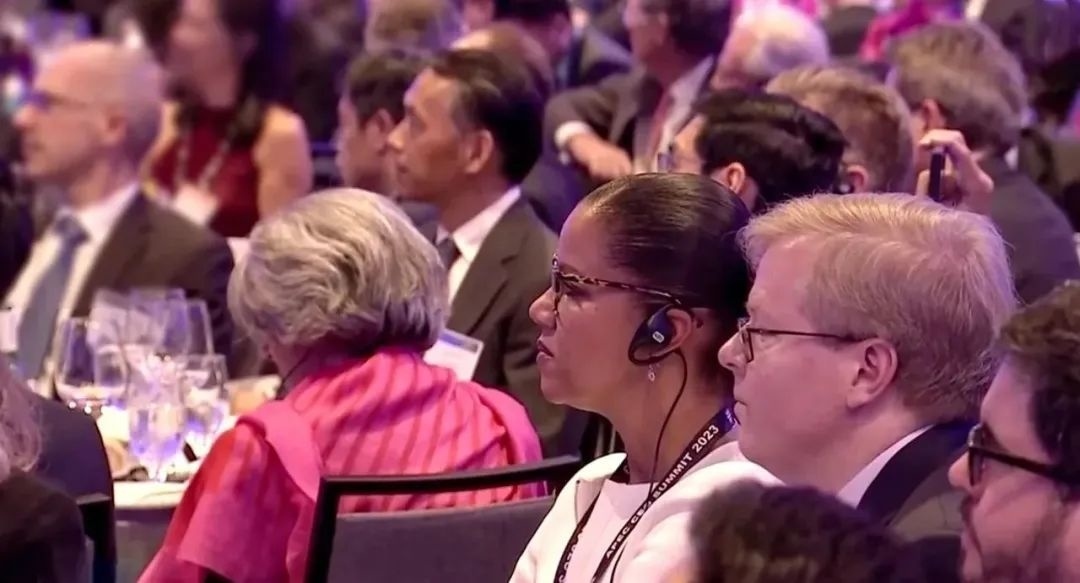 △參加宴會的人士認真聆聽演講。